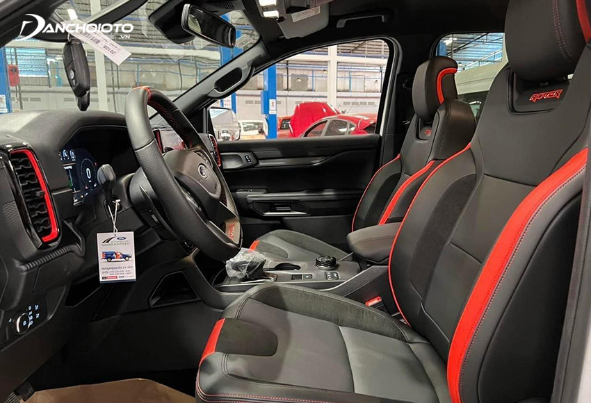 Hàng ghế trước Ford Ranger Raptor 2023 được thiết kế ôm lấy thân người