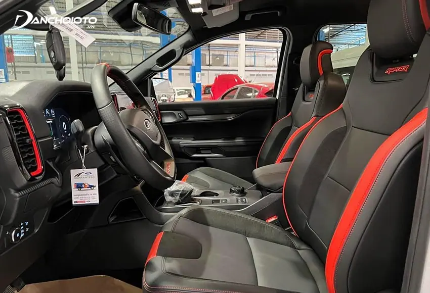 Hàng ghế trước Ford Ranger Raptor 2024 được thiết kế ôm lấy thân người
