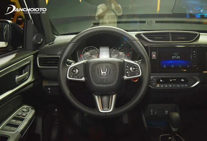 Vô lăng Honda BR-V 2023 thiết kế 3 chấu viền kim loại