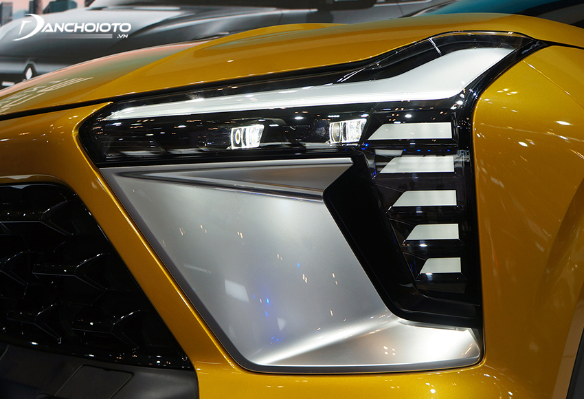 Cụm đèn chiếu sáng Mitsubishi Xforce 2023 dạng T-shape kết cấu phân tầng kết hợp với dải LED ban ngày hình chữ L