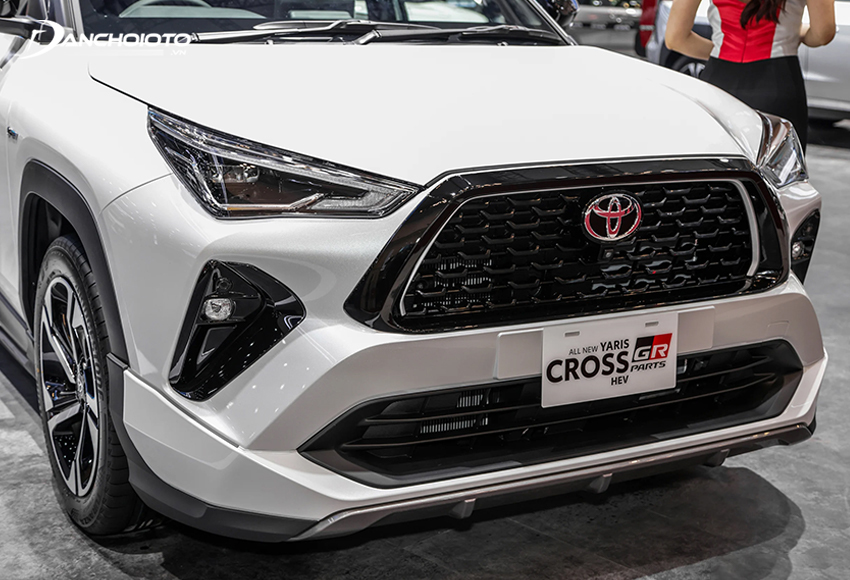 Đầu xe Toyota Yaris Cross 2023 mang phong cách SUV mạnh mẽ và trẻ trung