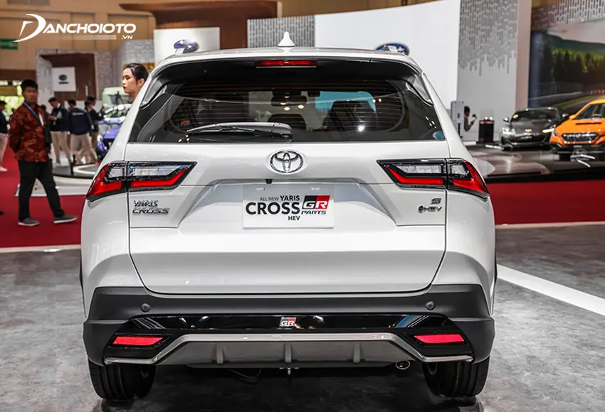Đuôi xe Toyota Yaris Cross 2023 nam tính với những đường nhấn nhá góc cạnh