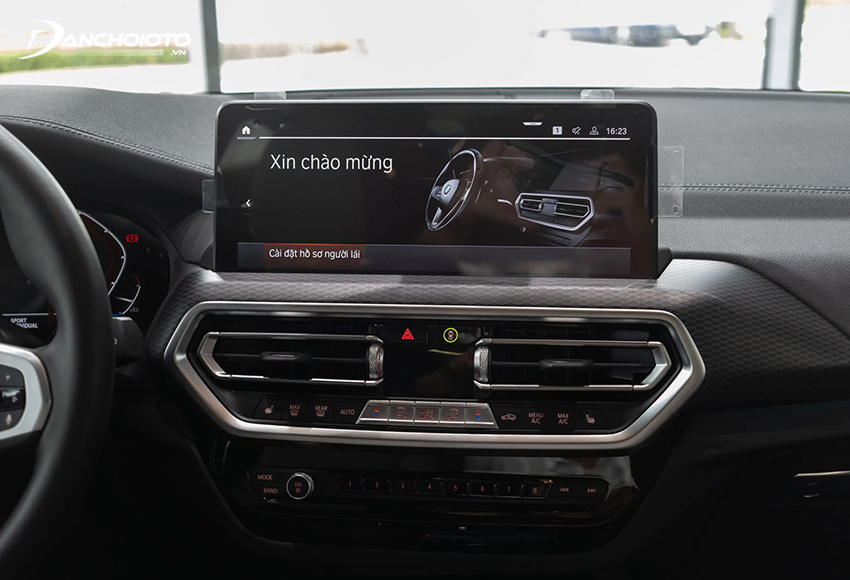 Hệ thống giải trí trên BMW iX3 2024 nổi bật với màn hình trung tâm kích thước 12,3 inch