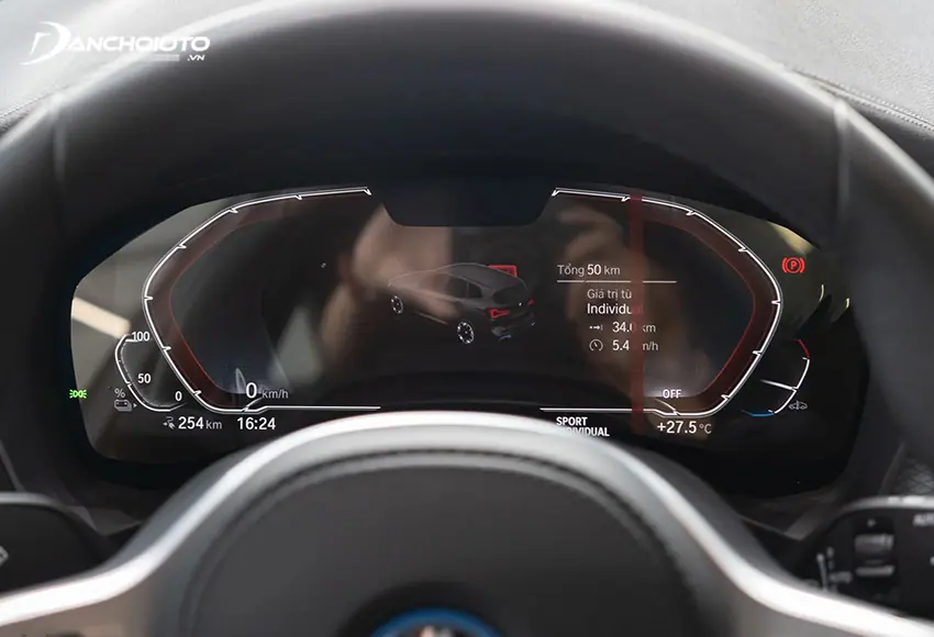 Phía sau là đồng hồ kích thước 12,3 inch BMW Live Cockpit Professional