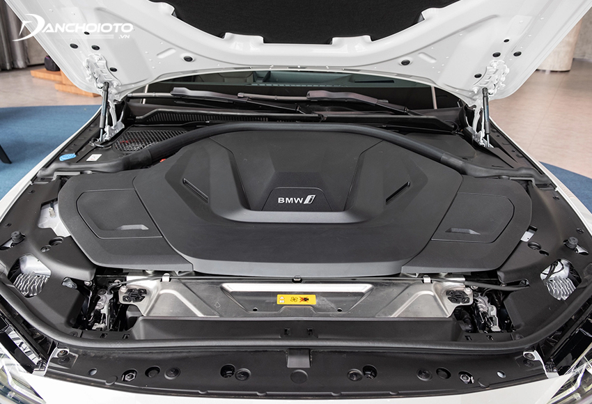 BMW i4 2023 sử dụng động cơ điện đi kèm gói pin Lithium-ion 83,9 kWh