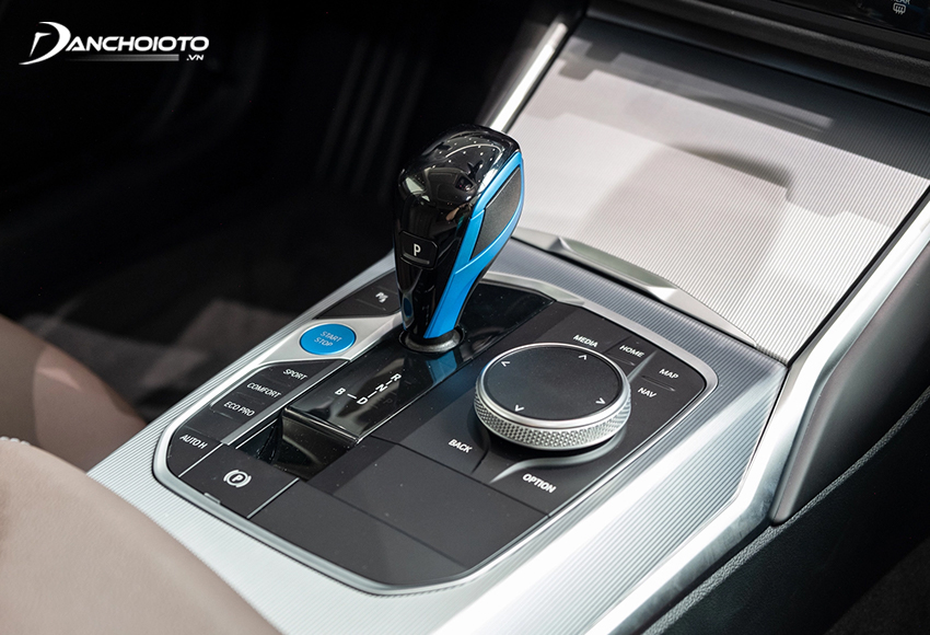 The luxurious gear lever cluster on the BMW i4 2024 is covered in leather