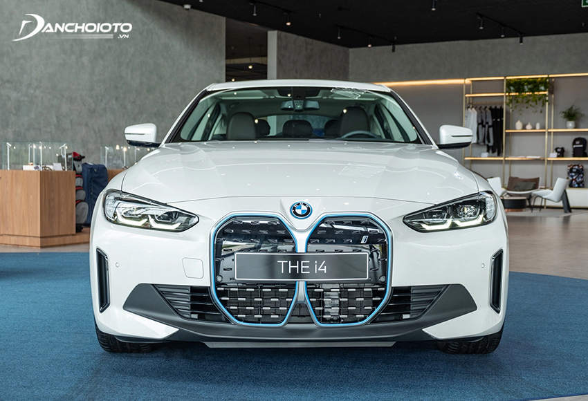 The front of the BMW i4 2024 is impressive with a kidney grille made from a solid cast metal block