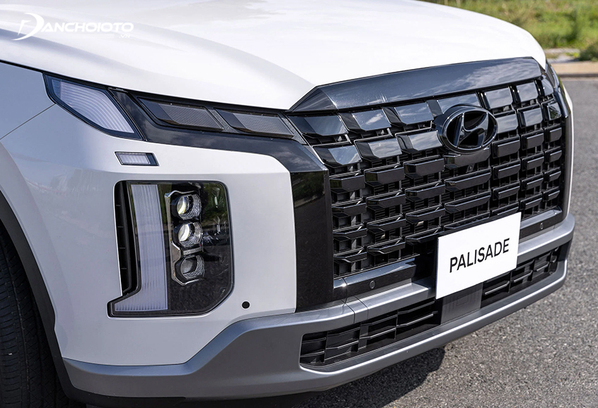 Đầu xe Hyundai Palisade 2023 thu hút với bộ lưới tản nhiệt to bản hình chữ nhật