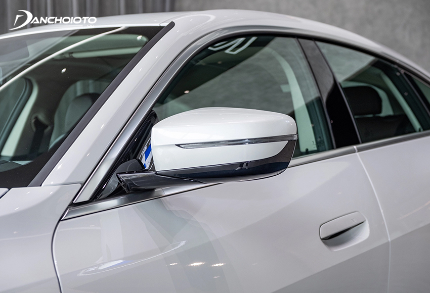 The BMW i4 2024 rearview mirror is fully integrated with features
