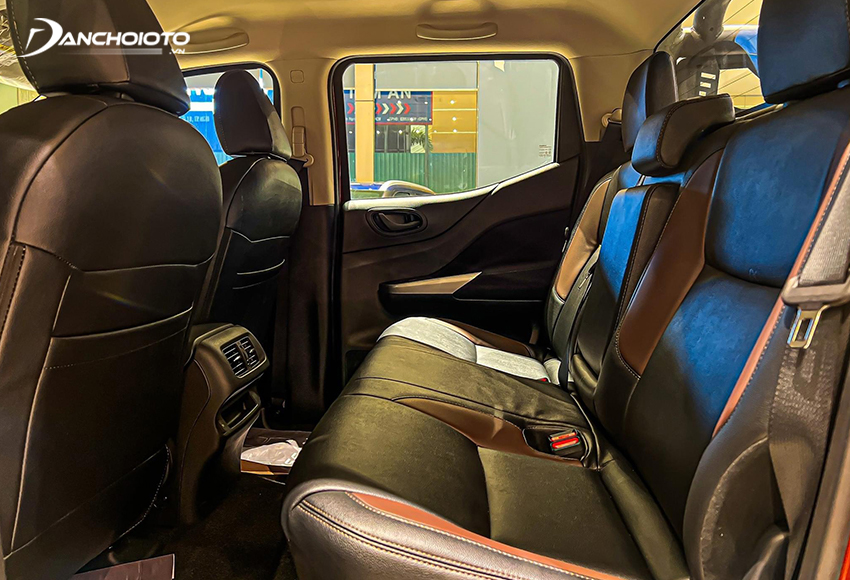 Hàng ghế sau Nissan Navara 2023 có sự tinh chỉnh thoải mái hơn
