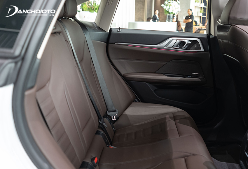 Hàng ghế thứ hai của BMW i4 2024 có không gian để chân và khoảng trần xe ở mức ổn