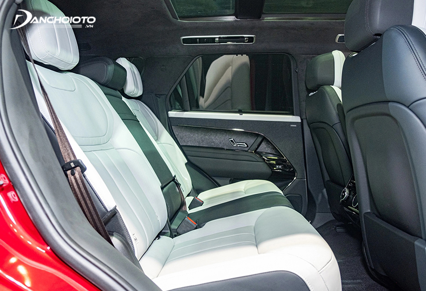 Hàng ghế thứ hai trên Land Rover Range Rover Sport 2023 có đủ 3 tựa đầu