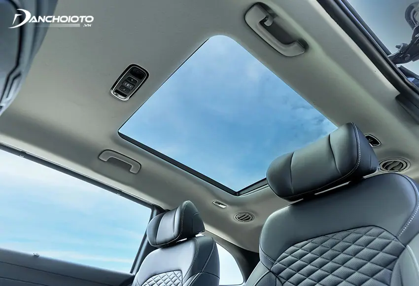 Hyundai Custo 2023 được trang bị cửa sổ trời toàn cảnh