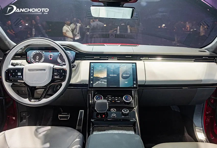 Khoang nội thất của Land Rover Range Rover Sport 2023 nổi bật lên sự tinh tế khi giao hòa giữa nét thanh lịch và hiện đại