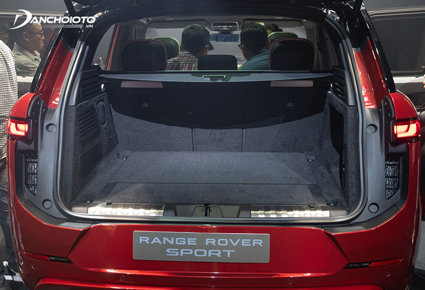 Land Rover Range Rover Sport 2023 có thể tích khoang hành lý là 780 lít