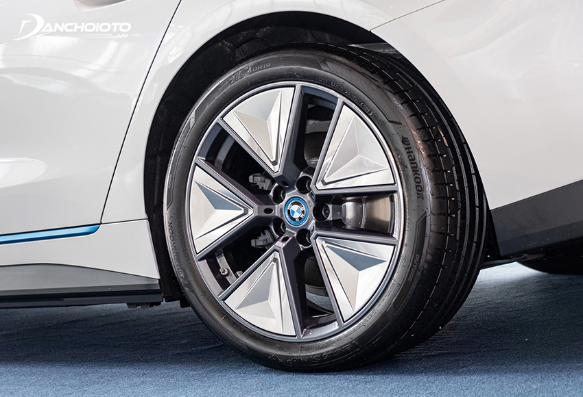 BMW i4 2024 wheels are made from 5-spoke alloy, 19 inches in size
