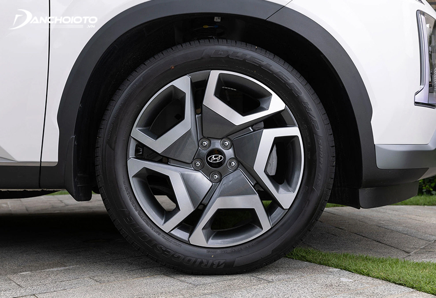 Nâng đỡ cho thân trên của Hyundai Palisade là bộ vành hợp kim kích thước 18 inch