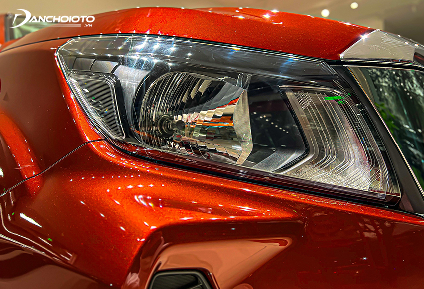Nissan Navara 2023 được trang bị đèn Bi-LED thiết kế rất hiện đại và đẹp mắt