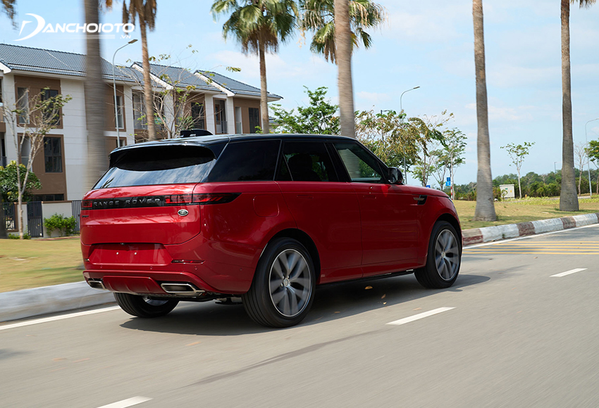 Range Rover Sport 2023 được hãng trang bị bộ khung gầm với độ cứng chống vặn xoắn lên tới 33kNm – cứng hơn 35% so với thế hệ cũ