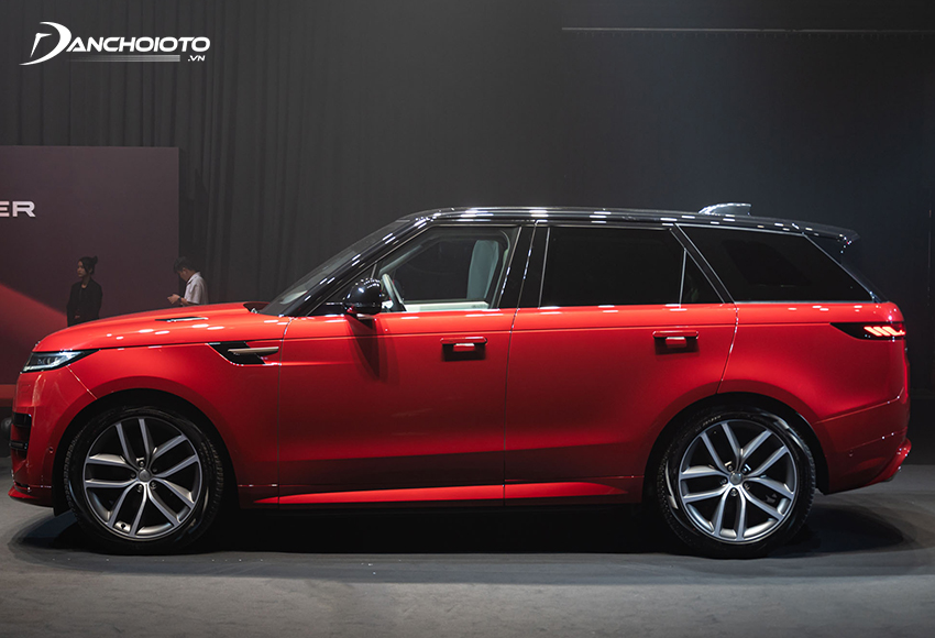 Thân xe Land Rover Range Rover Sport 2023 vẫn giữ nguyên lối thiết kế liền mạch, khỏe khoắn