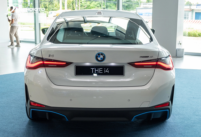 Thiết kế phần đuôi xe BMW i4 2024 có kiểu dáng hơi tròn trĩnh
