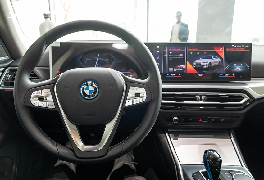BMW i4 2024 steering wheel sporty, 3-spoke, leather-wrapped