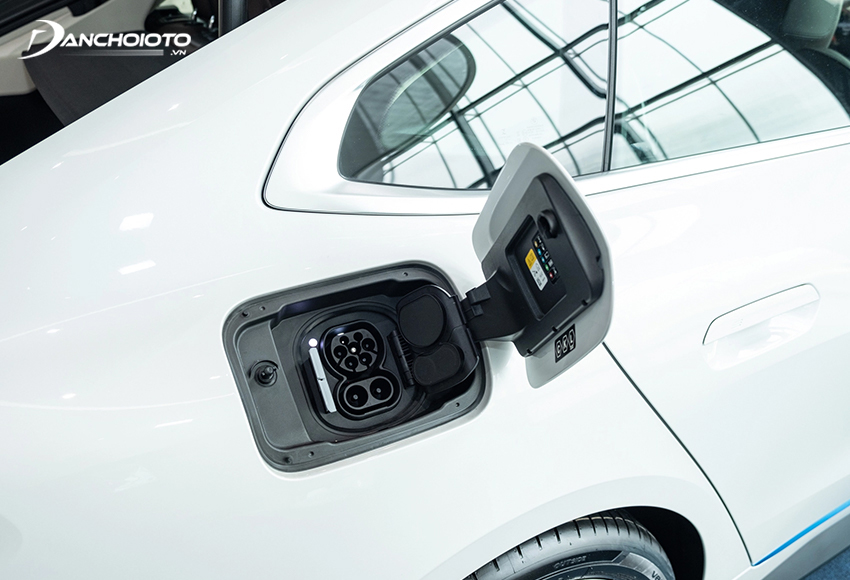 With the included 11 kW battery pack, the BMW i4 2024 can accelerate from 0 - 100 km/h in 5.7 seconds.