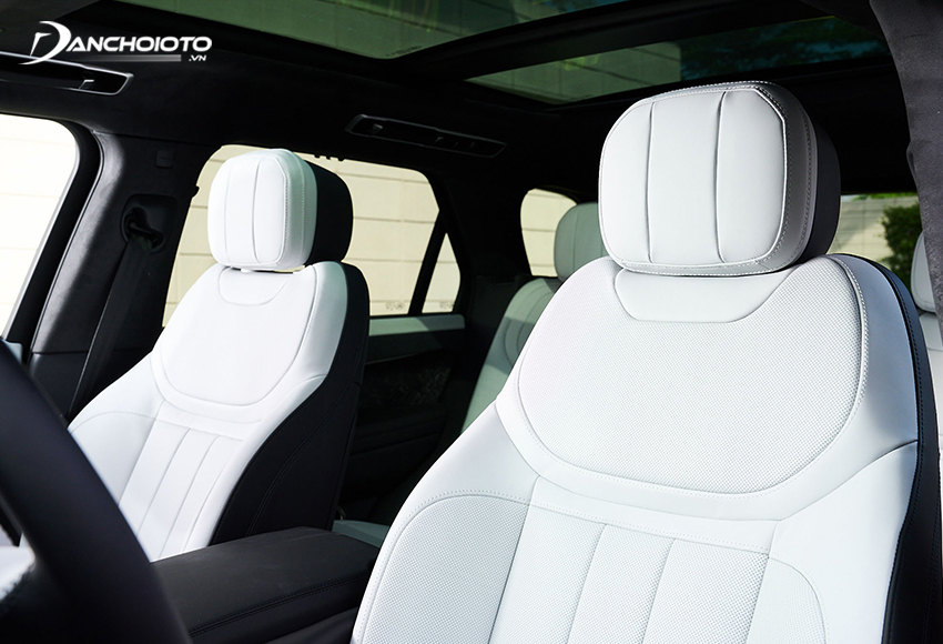 Hàng ghế trước Land Rover Range Rover Sport 2023 có chức năng chỉnh điện 22 hướng