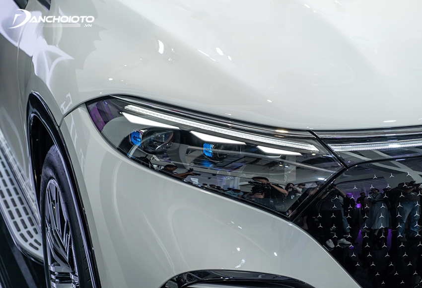Dải LED ban ngày của Mercedes-Benz EQS 2023 vuốt nhọn sắc nét