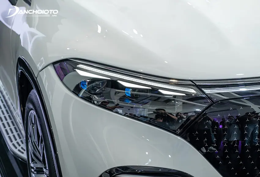 Dải LED ban ngày của Mercedes-Benz EQS 2024 vuốt nhọn sắc nét