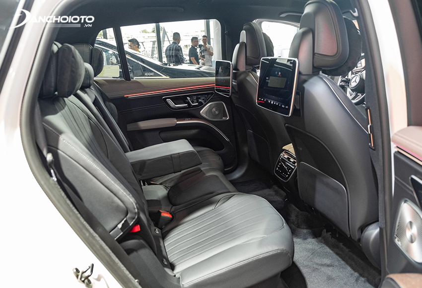 Hàng ghế thứ hai của Mercedes-Benz EQS 2023 có không gian rộng rãi và nhiều tính năng hiện đại như sưởi, chỉnh điện, nhớ vị trí