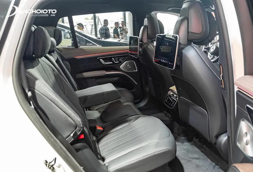 Hàng ghế thứ hai của Mercedes-Benz EQS 2024 có không gian rộng rãi và nhiều tính năng hiện đại như sưởi, chỉnh điện, nhớ vị trí
