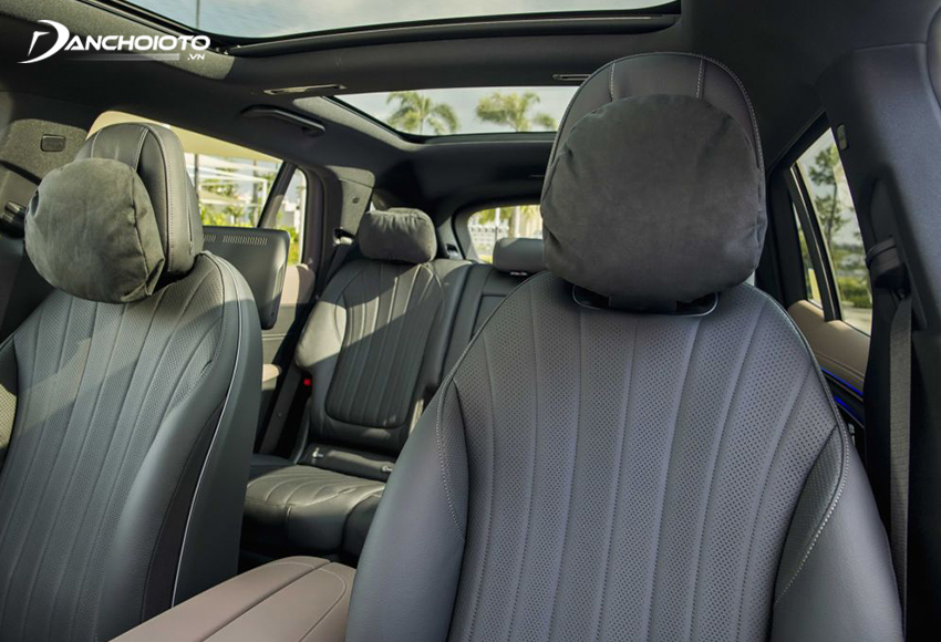 Hàng ghế trước có tính năng chỉnh điện, sưởi, nhớ vị trí của Mercedes-Benz EQS 2023