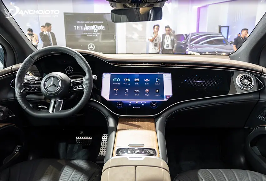 Khoang cabin ngập tràn công nghệ của Mercedes-Benz EQS 2024
