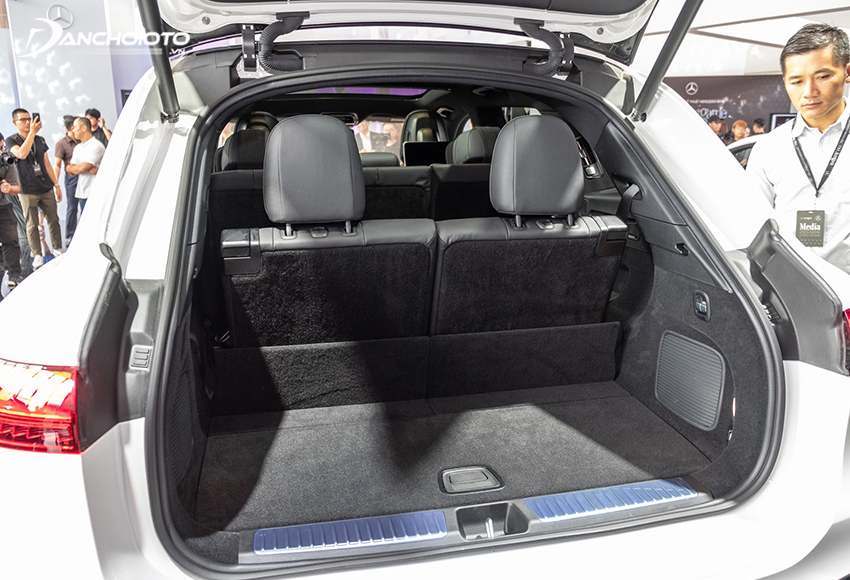 Khoang hành lý Mercedes-Benz EQS 2023 được đánh giá cao khi đáp ứng được nhiều không gian chứa đồ