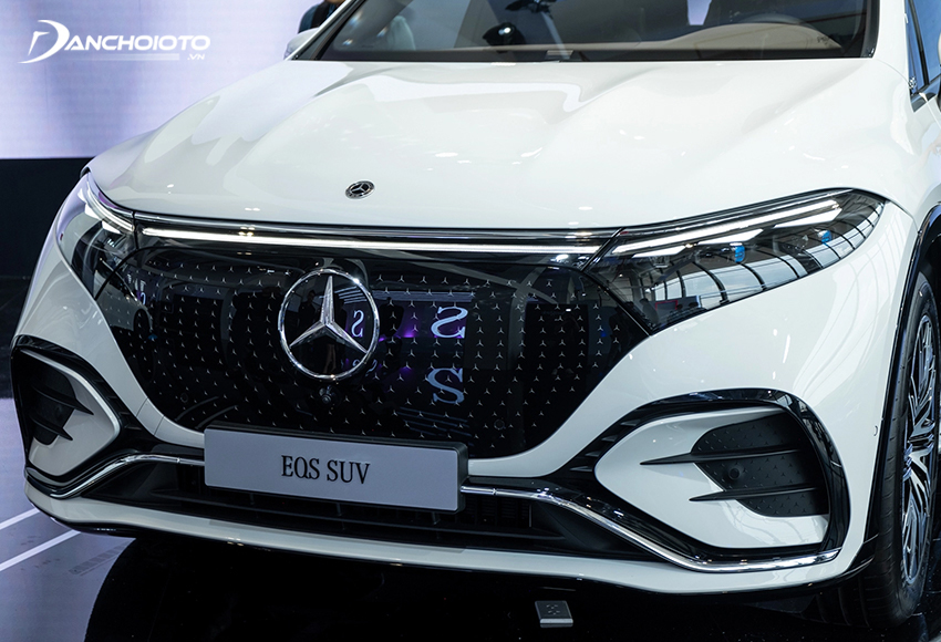 Lưới tản nhiệt dạng kim cương kết hợp cùng logo 3 cánh tăng thêm tính nhận diện cho Mercedes-Benz EQS 2023