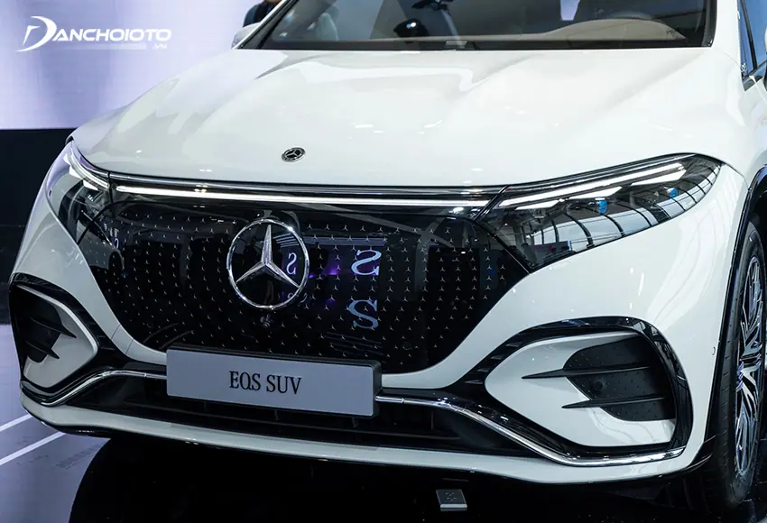 Lưới tản nhiệt dạng kim cương kết hợp cùng logo 3 cánh tăng thêm tính nhận diện cho Mercedes-Benz EQS 2024