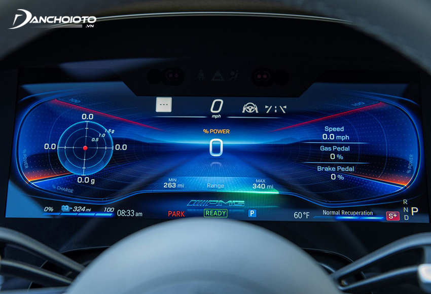 Phía sau tay lái Mercedes-Benz EQS 2023 là màn hình đa thông tin kích thước 12.3 inch