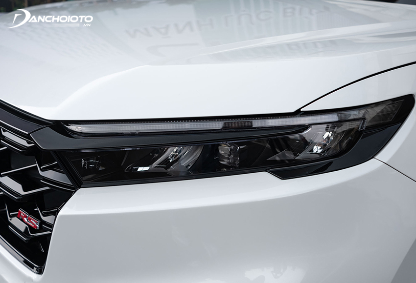 Cụm đèn trước trên Honda CR-V thiết kế thanh mảnh, cắt gọt sắc sảo