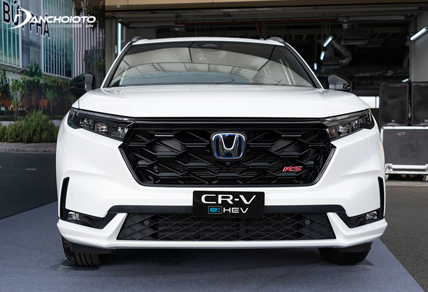 Đầu xe Honda CR-V 2024 nổi bật với bộ lưới tản nhiệt hình lục giác
