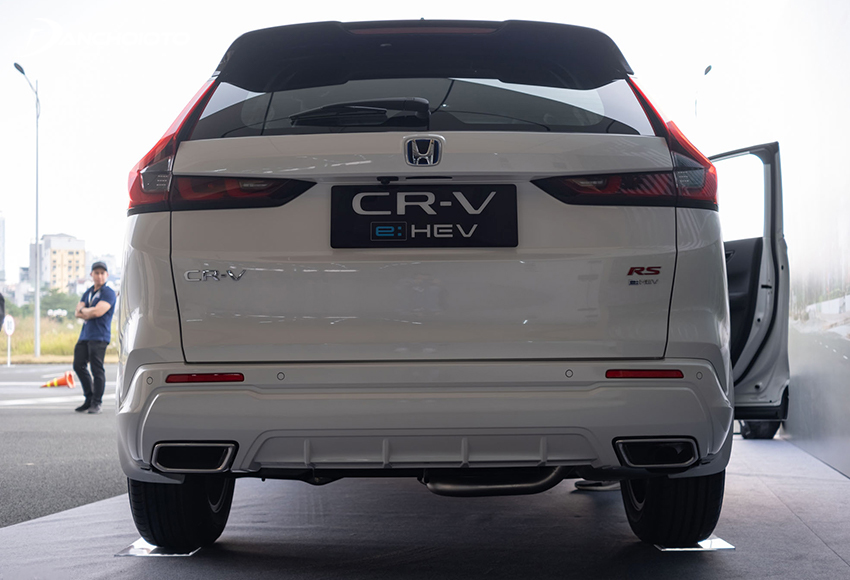 Đuôi xe Honda CR-V 2024 ấn tượng với cụm đèn hậu được thiết kế điệu đà