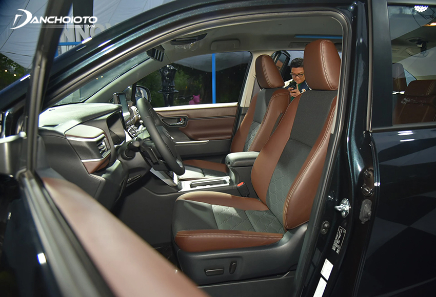 Hàng ghế đầu Toyota Innova Cross 2023, ghế lái chỉnh điện 8 hướng, ghế phụ chỉnh cơ
