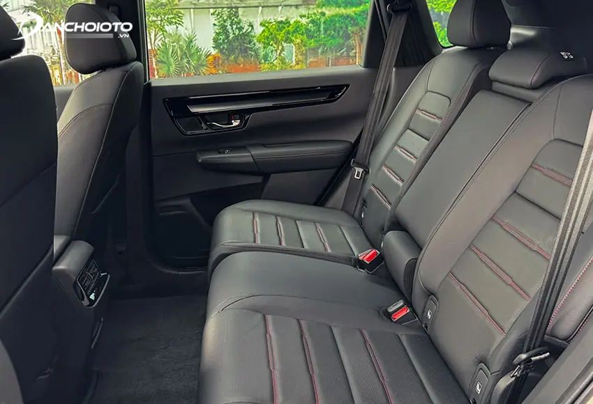 Hàng ghế sau của Honda CR-V 2024 được đánh giá khá tốt nhờ không gian rộng rãi