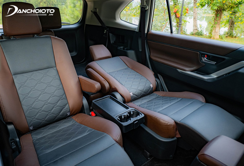 Hàng ghế thứ hai Toyota Innova Cross 2023 trên bản hybrid được nâng cấp thành 2 ghế thương gia chỉnh điện 4 hướng