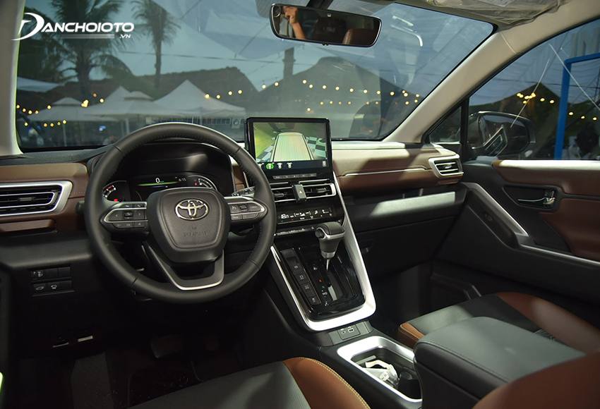 Khoang nội thất Toyota Innova Cross 2023 rộng rãi, sang trọng với vật liệu da cao cấp