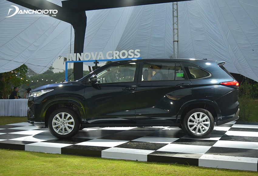 Thân xe Toyota Innova Cross 2023 trông thật phong cách với những đường gân dập nổi cơ bắp