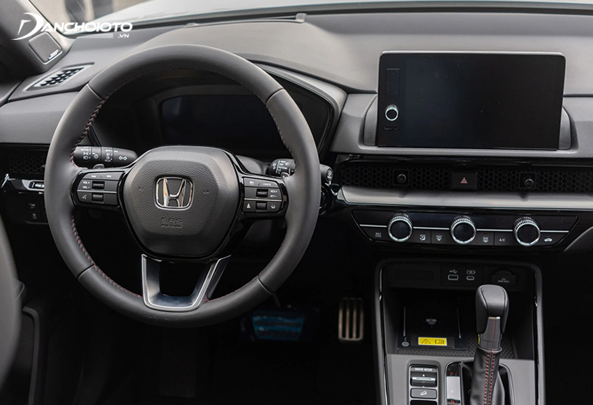 Vô lăng của Honda CR-V 2024 dạng 3 chấu, bọc da may chỉ đỏ nổi bật