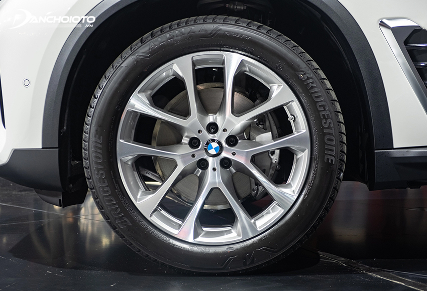 Bộ mâm 20 inch 5 chấu kẹp sắc nét kết hợp lốp an toàn Run Flat của BMW X5 LCI