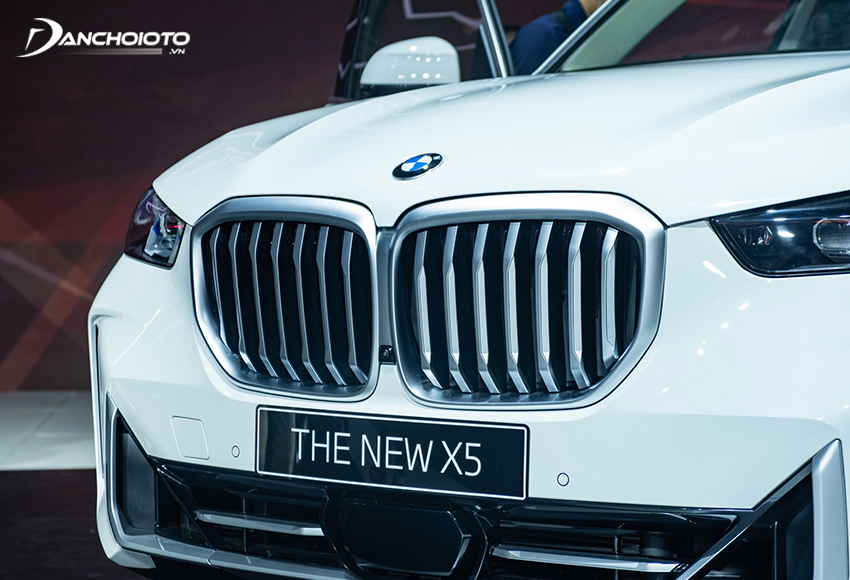 Đầu xe BMW X5 LCI 2024 nổi bật với lưới tản nhiệt kích thước lớn