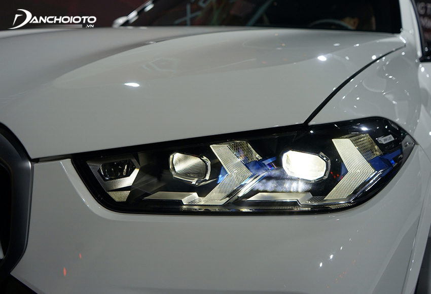Hệ thống đèn phía trước của BMW X5 LCI 2024 cho khả năng chiếu sáng ấn tượng